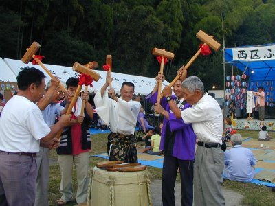 西区代表による樽酒割り